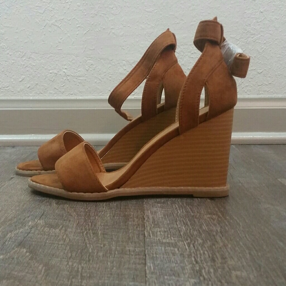 Qupid Tan Sandal Wedges NIB 8